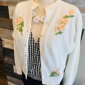 VTG 50s cardigan w embroidered roses
